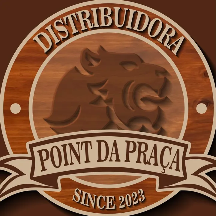 Logotipo da Distribuidora Point da Praça: brasão circular com leão entalhado em madeira